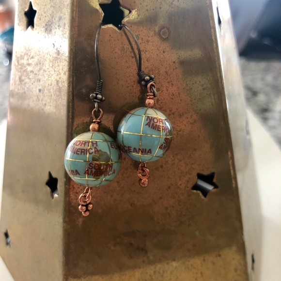 Globe hanging earrings - Picture 4 of 4